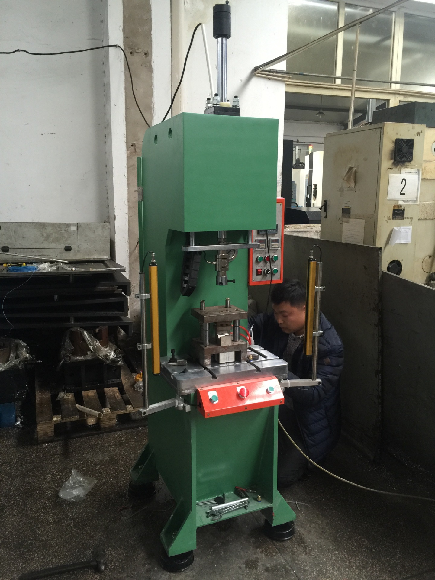 供應(yīng)10噸單臂液壓機，上海單臂液壓機